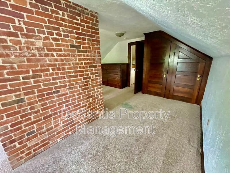 Pittsburgh House: 6 Emerson 3rd floor