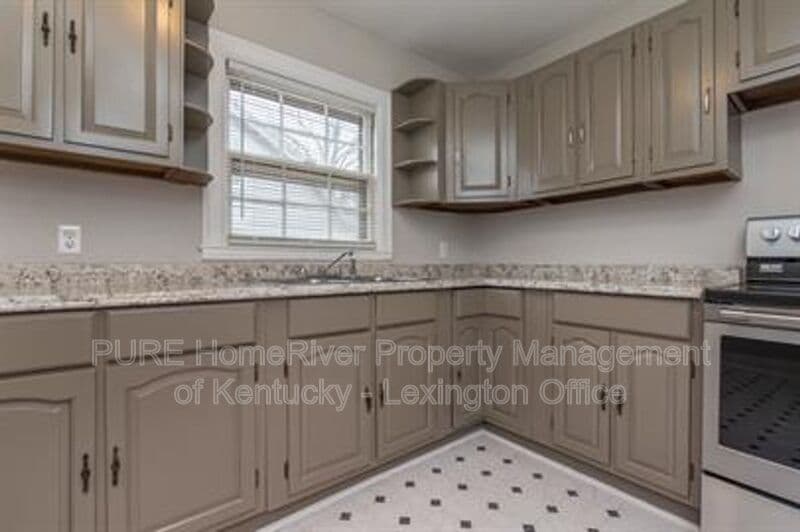 Lexington House: 200 Floral Park