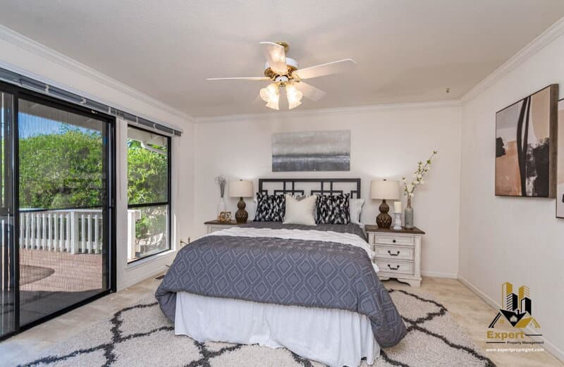 Newcastle House: 1811 Oak Terrace