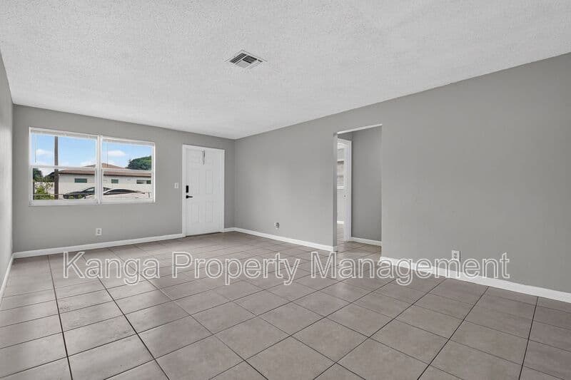 Riviera Beach House: 1037 W 28Th St
