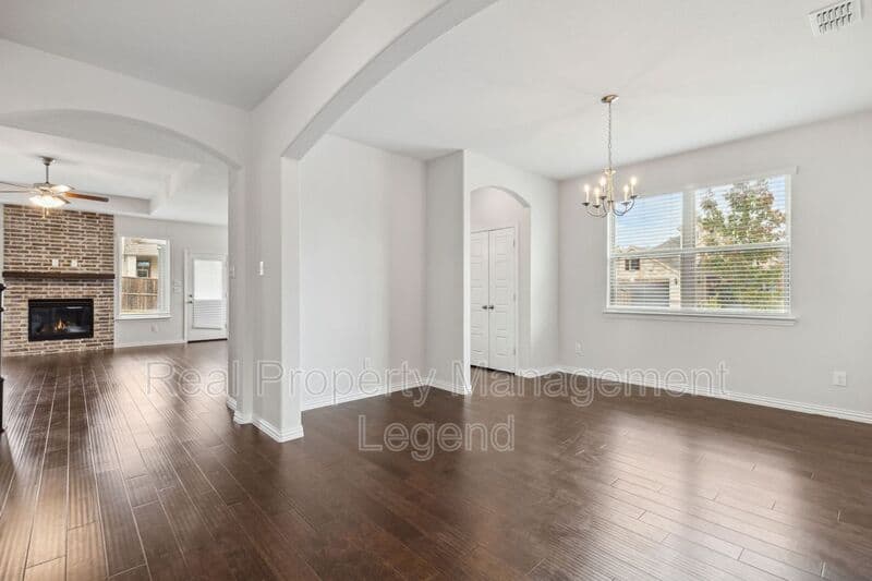 Aubrey House: 1833 Meadow Trail Lane