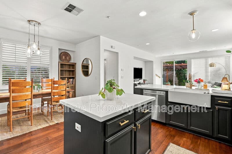 Brentwood House: 374 Olive Street
