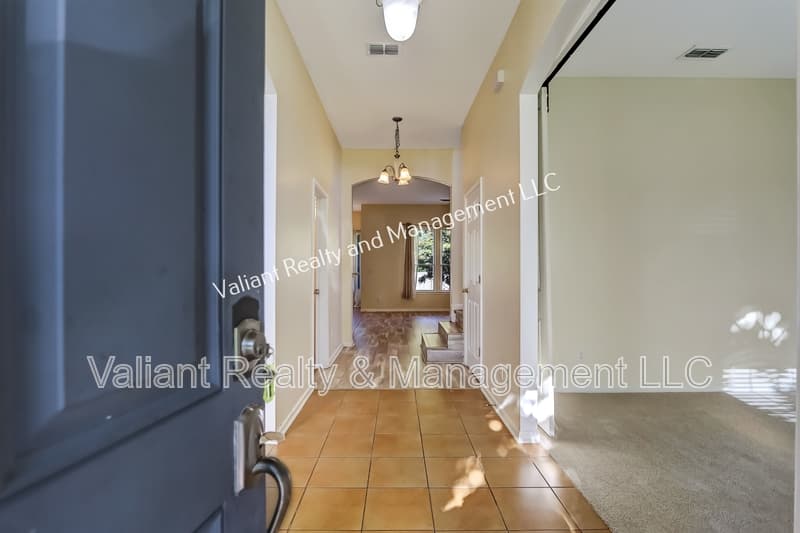 Jacksonville House: 8391 Candlewood Cove Trail