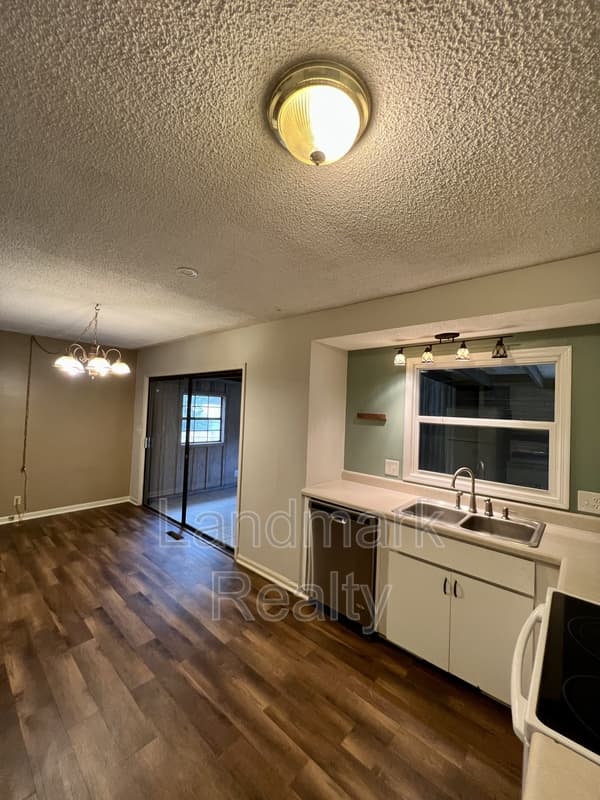 Warner Robins House: 116 Lake Front Drive