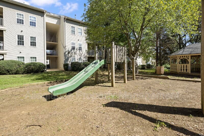 Woodbridge House: 13621 Garfield Place