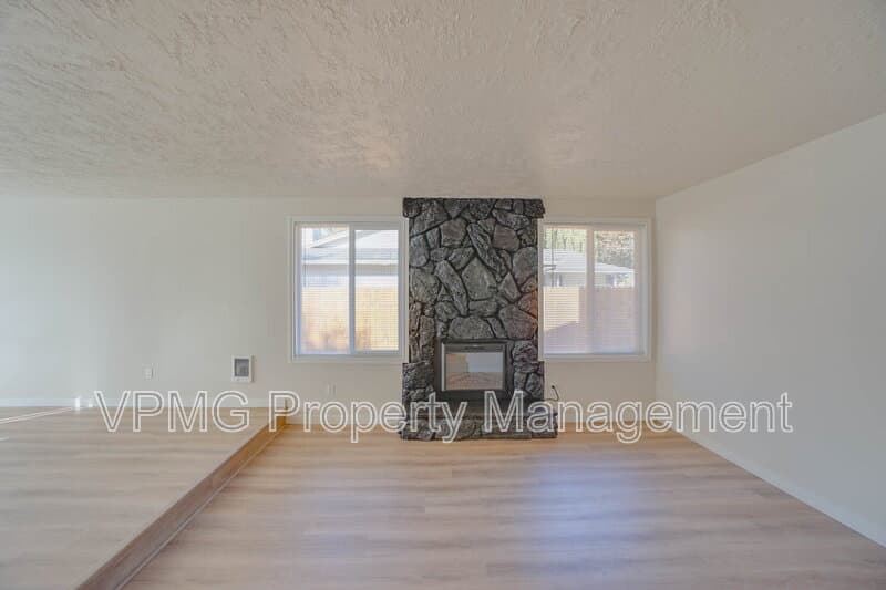 Vancouver House: 9407 Northeast 21st Street