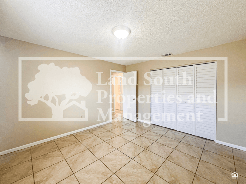 Lakeland House: 5827 Charlton Drive
