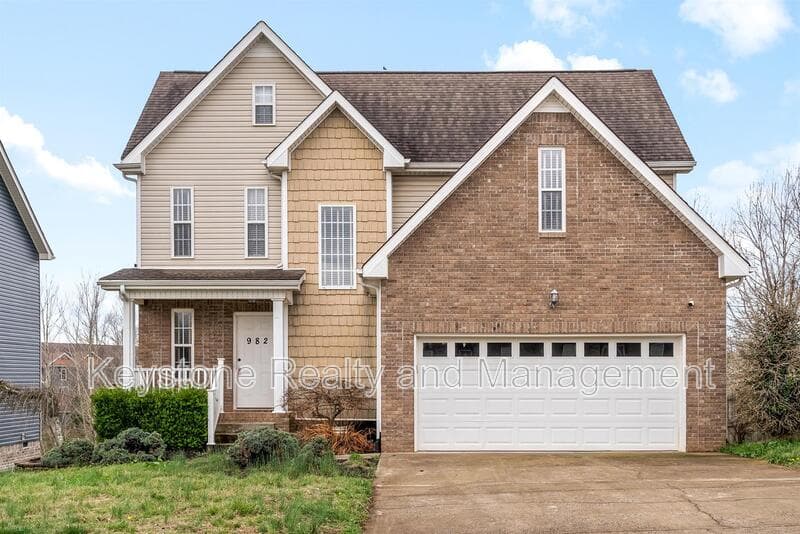 Clarksville House: 982 Big Sky Drive