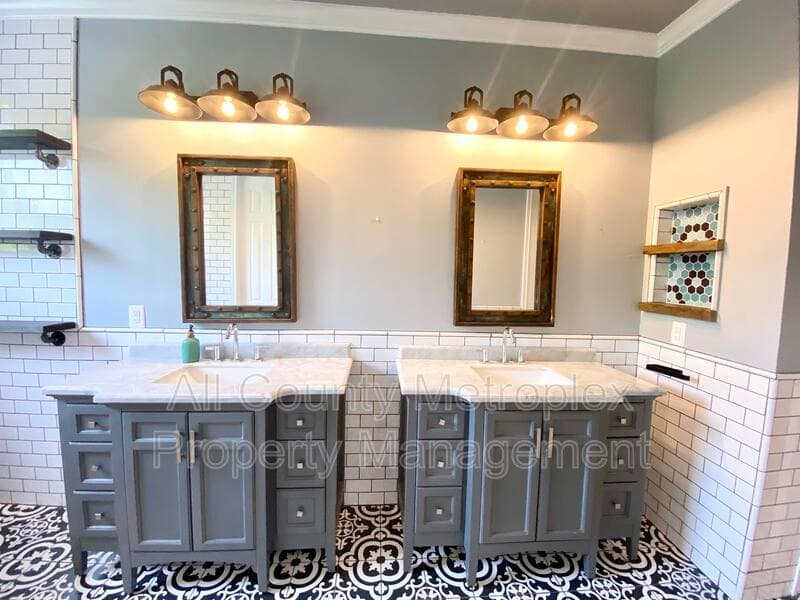 Dallas House: 1430 Pecos St