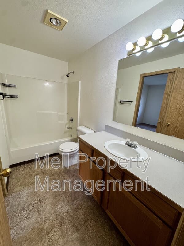 Shelton Condo: 1836 Summit Dr