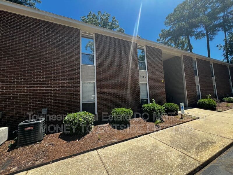 Fayetteville House: 5853-H Century Oaks Drive