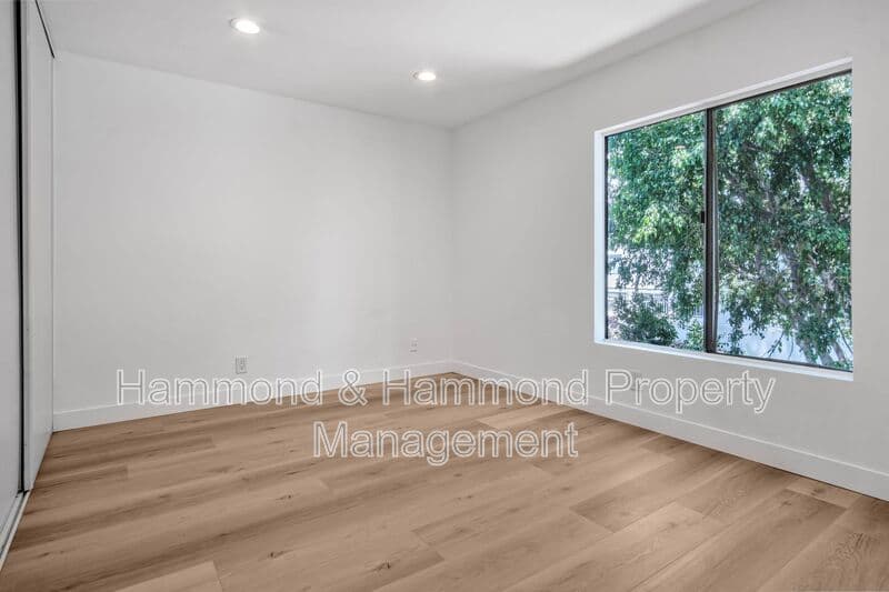 Tarzana Condo: 5700 Etiwanda Ave.