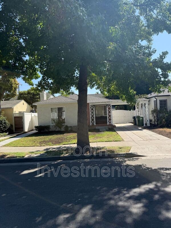 Los Angeles House: 2523 S Bentley Ave