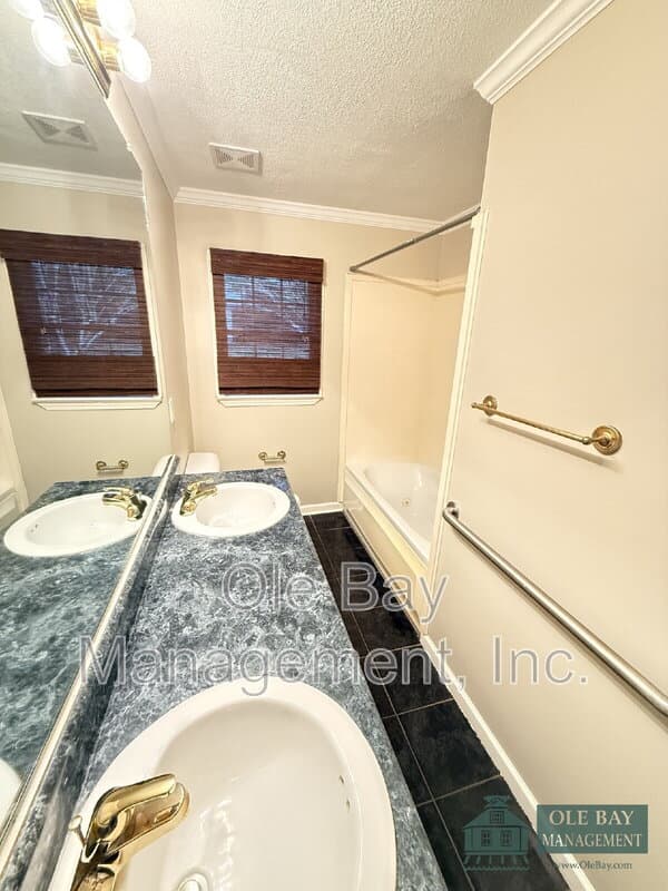 Mobile House: 108 Hilltop Dr E