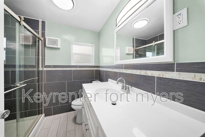 North Fort Myers House: 275 Lakeview Dr