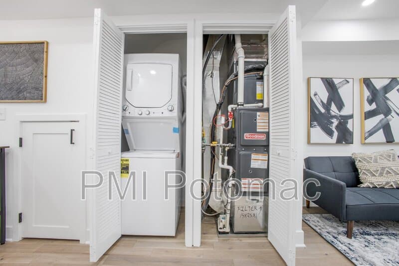 Washington Townhome: 702 19th St NE