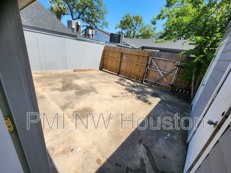 Houston Townhome: 2677 Gessner Rd