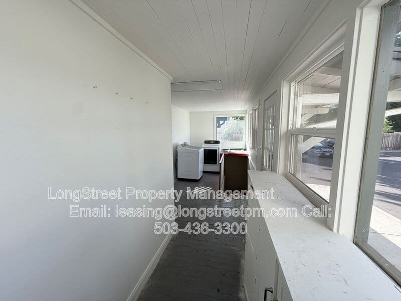 Keizer House: 431 Chemawa Rd N