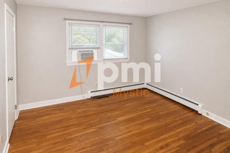 Mystic House: 90 Nantucket Dr