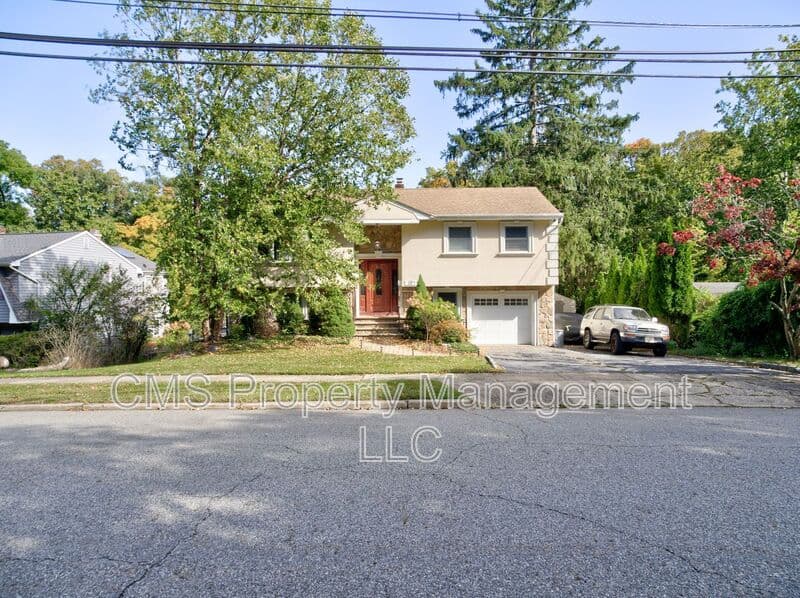 Bloomingdale House: 128 Reeve Ave