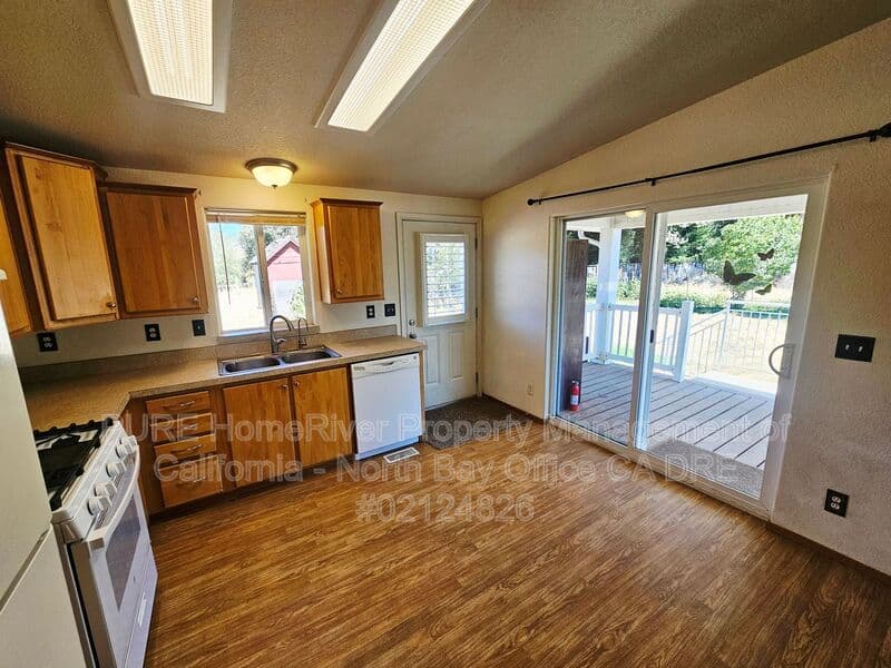 Redwood Valley House: 10590 East Rd