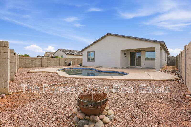 Maricopa House: 35786 W Santa Monica Ave