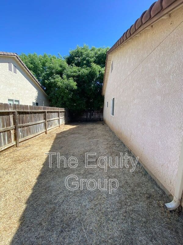 Visalia House: 3848 East Oak Avenue