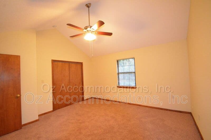 Lee's Summit Townhome: 313 NE Timbercreek Dr.