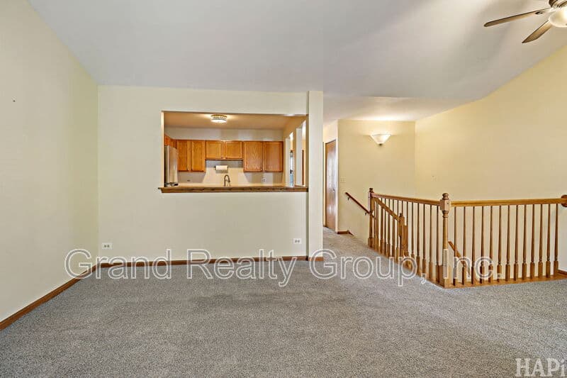 Round Lake House: 277 West Treehouse Ln