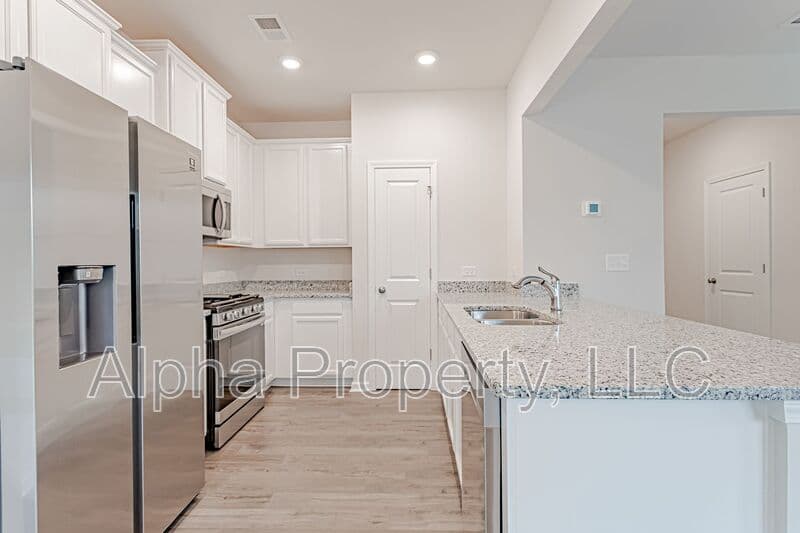 Duncan House: 25 Apricot Ln