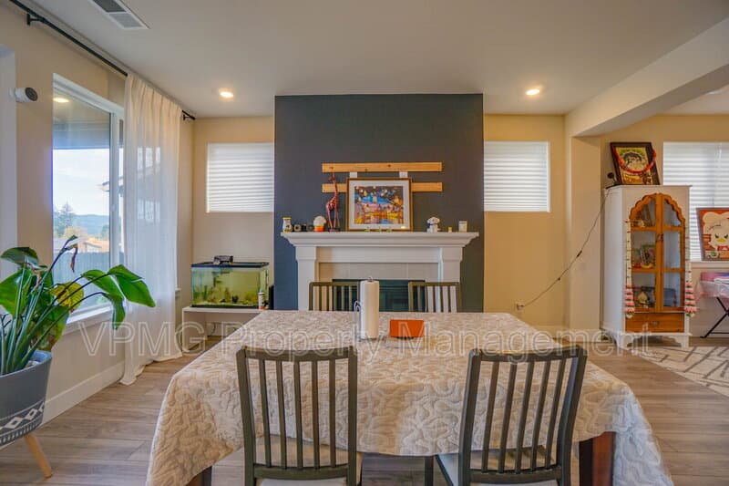 Washougal House: 359 W Koa St