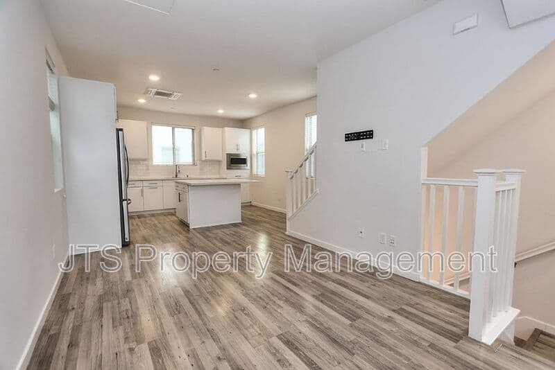 Sacramento House: 340 1st Avenue