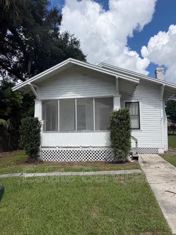 Bartow House: 340 W Stanley St