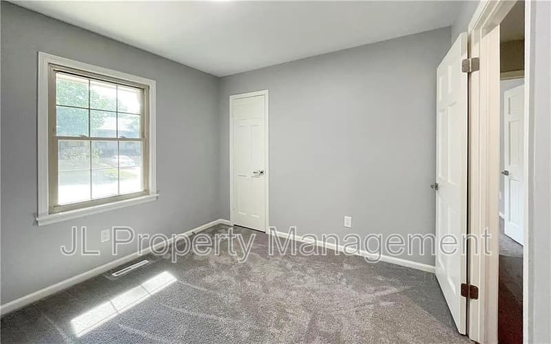Overland Park House: 10020 Oakridge Drive