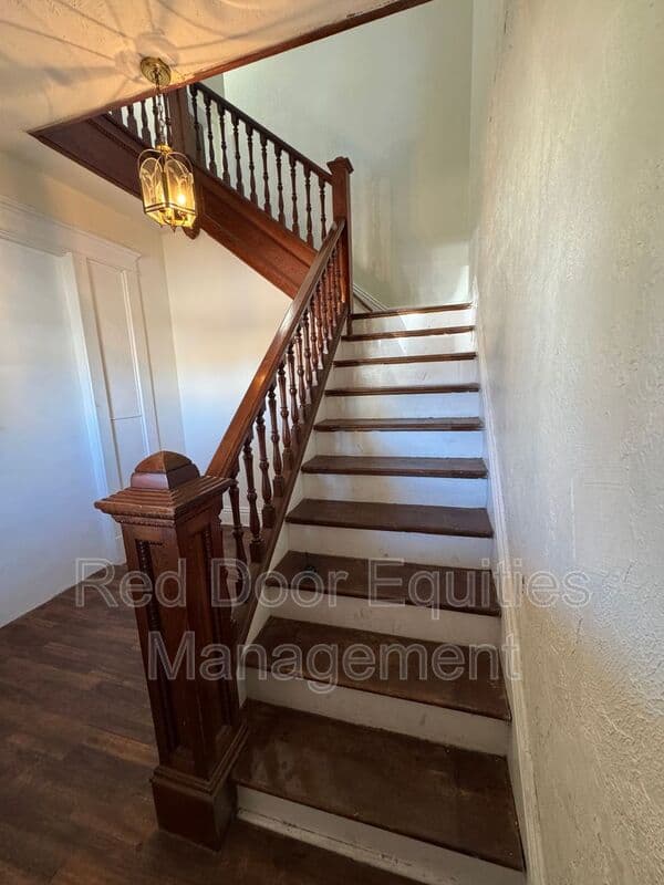 Lancaster House: 136 W Walnut St