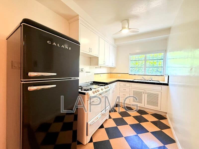 Los Angeles House: 3919 W. 8th Street