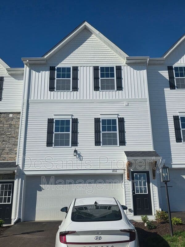 Imperial Townhome: 1806 Canterbury Drive