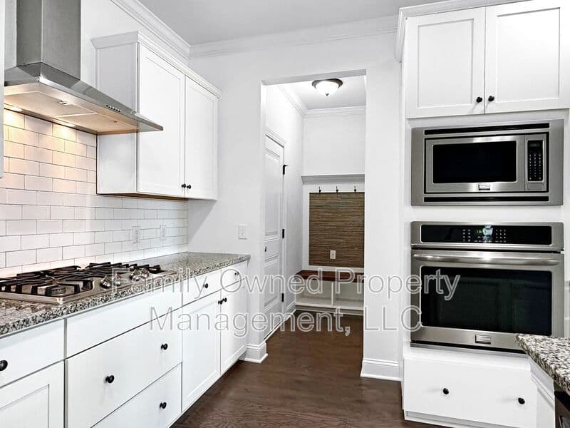 Summerville House: 128 Whaler Ave