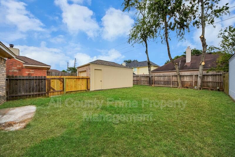 Houston House: 5546 Santrey Drive