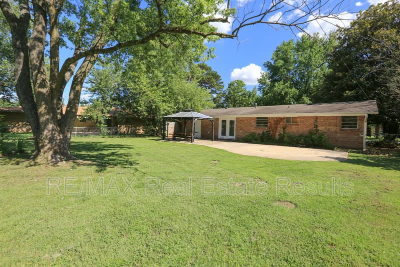 Springdale House: 1402 Lawrence Ave