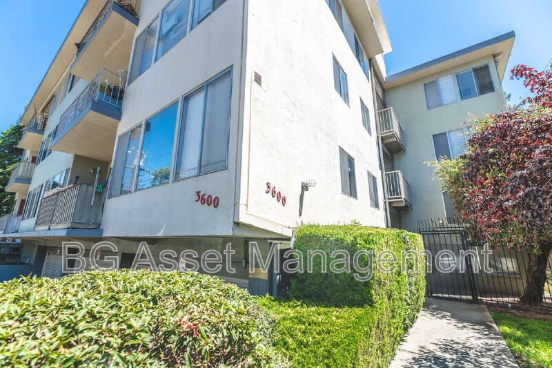 Oakland Condo: 3600 Dimond Avenue