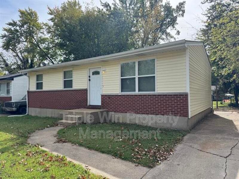 Saint Louis House: 1372 Farmview Ave