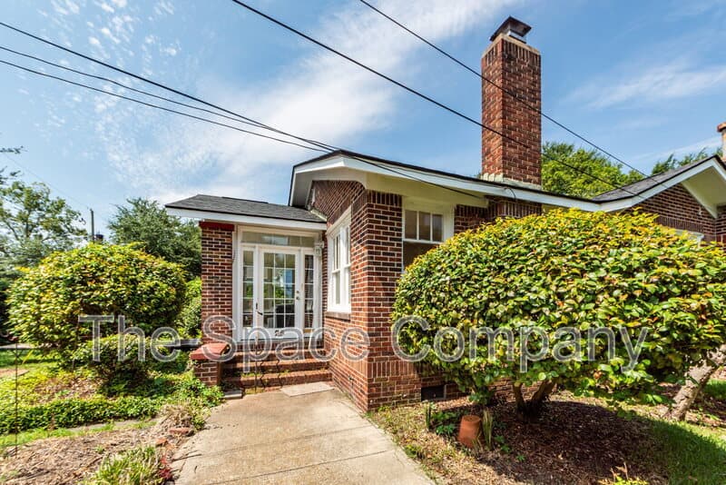 Charleston House: 25 8th Avenue