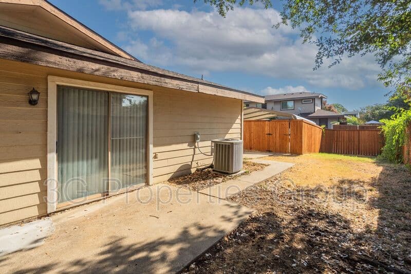 Lewisville House: 613 Hunters Glen St