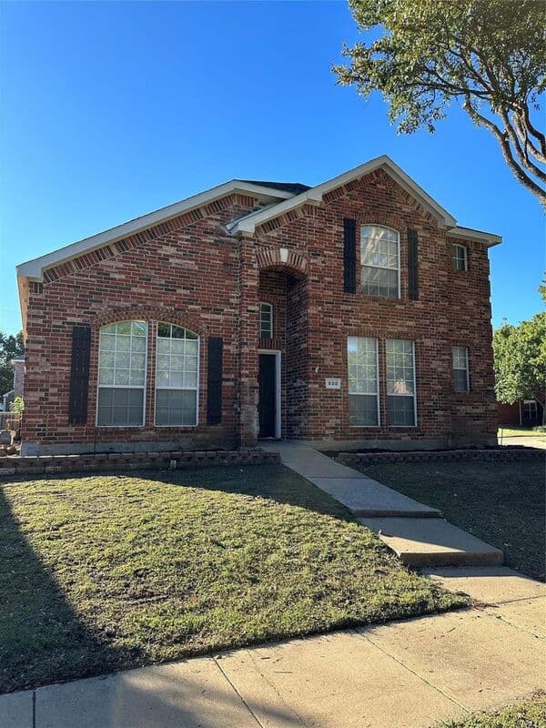 Lewisville House: 800 Pebble Ridge Dr