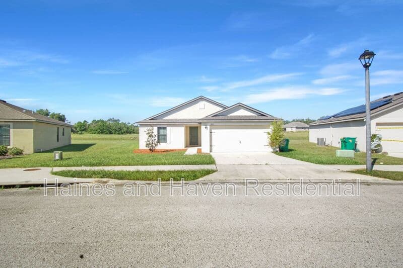 Dundee House: 1503 Swan Lake Cir