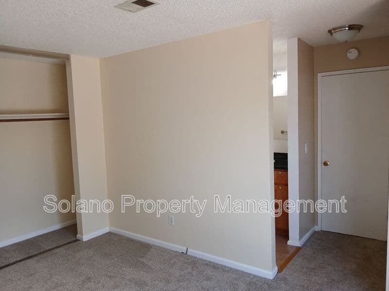 Vallejo House: 400 Mokelumne Drive
