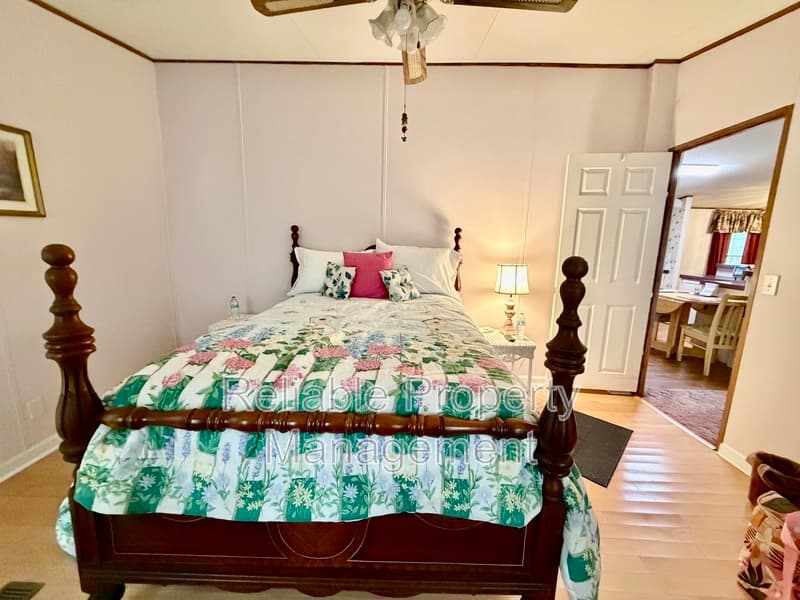 Selma House: 1070 Lynch Rd
