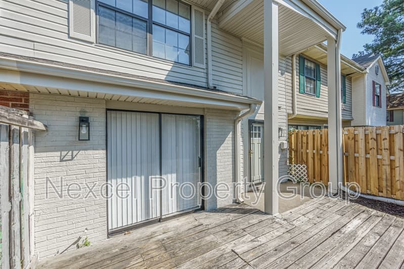 Memphis House: 6730 Racquet Club Drive