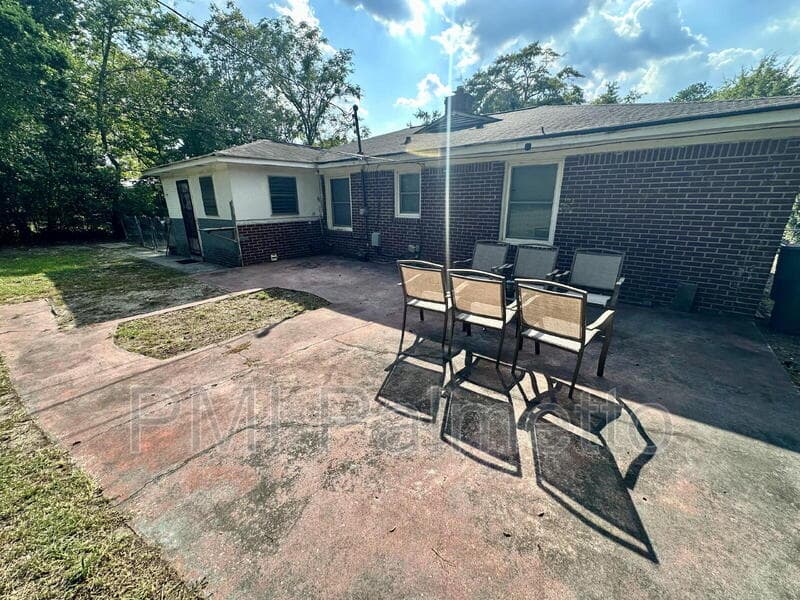 Columbia House: 3727 Maybank St